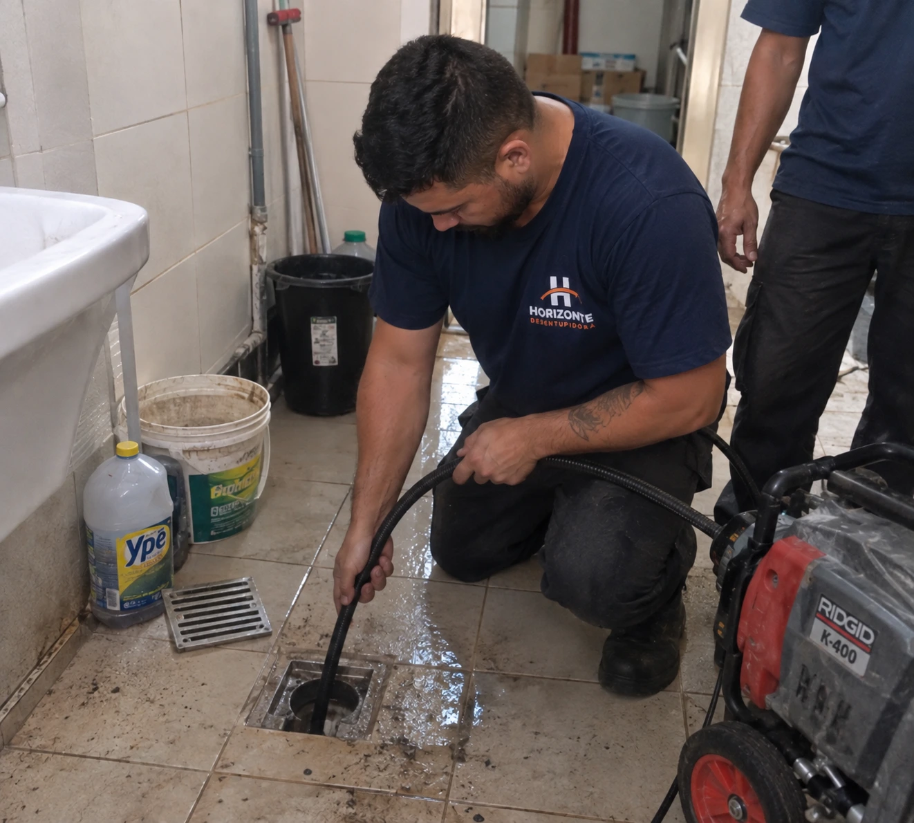 Técnico da Horizonte desobstruindo um ralo com equipamento RIDGID.